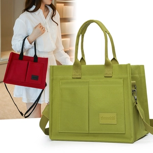 Détail d'un grand sac cabas en toile avec deux poches avant et une bandoulière réglable