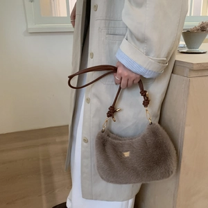 Détails du sac à main en peluche douce avec bandoulière en cuir brun et boucles dorées