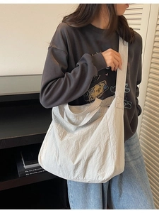 Sac fourre-tout blanc minimaliste de grande capacité avec large bandoulière pour femme