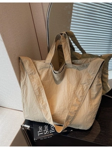 Grand sac fourre-tout en nylon kaki avec bretelles pour les déplacements et l'usage quotidien