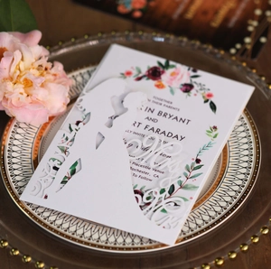 Invitation de mariage découpée au laser rose avec silhouette Mr & Mrs et carte florale