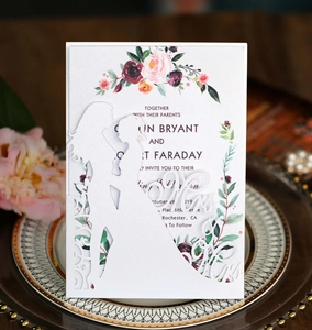 Détail d'une silhouette de mariage découpée au laser avec décor floral sur une invitation