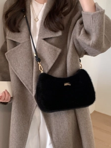 Sac à bandoulière chic en fausse fourrure noire avec plaque dorée pour l'hiver