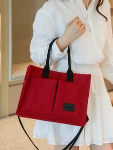 Grand sac fourre-tout en toile rouge avec doubles poches et bandoulière noire
