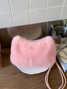 Sac à main chic en fausse fourrure rose avec plaque dorée et bandoulière assortie