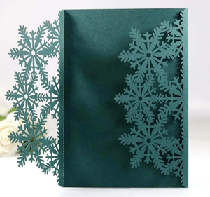 Élégante carte de vœux vert foncé découpée au laser avec flocons de neige et dentelle