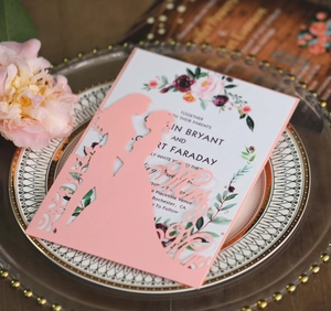 Vue détaillée de l'invitation de mariage découpée au laser avec silhouette et motifs floraux