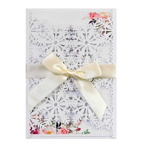 Invitation de mariage flocon de neige découpée au laser avec ruban et détails floraux