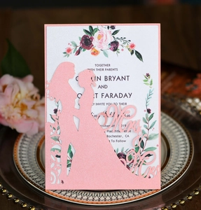 Détail de l'invitation de mariage Mrs & Mrs découpée au laser avec motifs floraux et nacre