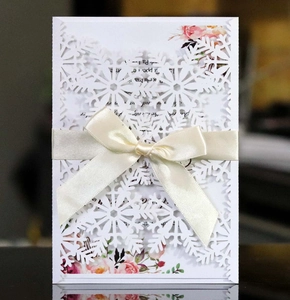 Invitation ajourée au laser motif flocon avec nœud en satin et carte intérieure fleurie