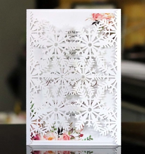 Détail de l'étui flocon découpé au laser avec insert floral sur carte d'invitation