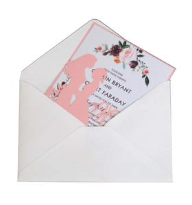 Détail de carte d'invitation rose découpée au laser avec silhouette de filles et motif Love