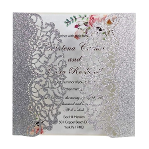 Faire-part de mariage découpé au laser avec paillettes argentées et motif floral élégant