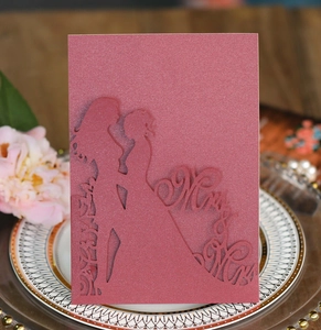Détail d'invitation de mariage découpée au laser avec silhouette Mr & Mrs en papier d'art bordeaux