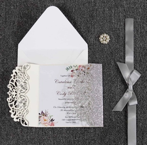 Faire-part de mariage élégant découpé au laser avec papier pailleté et ruban perlé