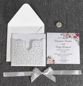 Détail de l'ensemble d'invitation de mariage découpé au laser avec carte et ruban perle