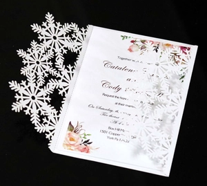 Détail de l'invitation flocon de neige découpée au laser avec carte intérieure florale