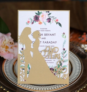 Faire-part de mariage doré découpé au laser avec silhouette Mr & Mrs et détails fleuris