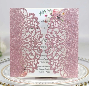 Détail macro d'une invitation de mariage rose découpée au laser avec paillettes