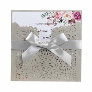 Invitation de mariage découpée au laser champagne avec carte florale et ruban en soie argent