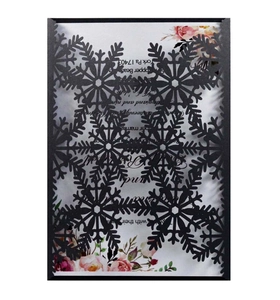 Détail d'une carte de flocon de neige découpée au laser avec insert floral élégant