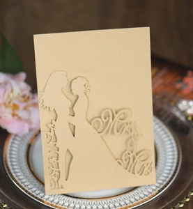 Détail de l'invitation de mariage découpée au laser avec silhouette de couple et texte Mr & Mrs