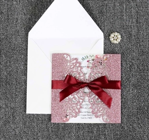 Invitation mariage rose pailleté avec ruban bordeaux et carte à motif floral