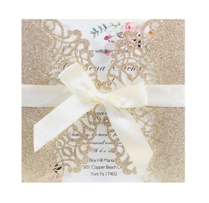 Détail de l'invitation de mariage pailletée découpée au laser avec nœud en satin blanc
