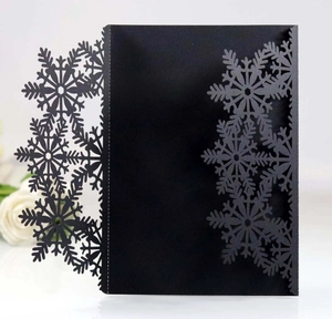 Détail de flocons découpés au laser sur une carte d'invitation vert foncé