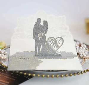 Dettaglio dell'invito di nozze 3D intagliato al laser con silhouette Mr & Mrs e glitter