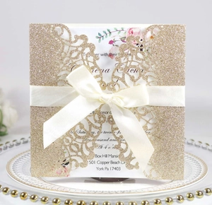 Détail d'invitation de mariage découpée au laser avec nœud élégant en satin blanc