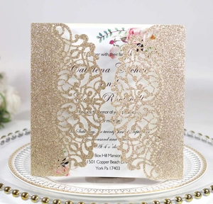 Détail du faire-part de mariage doré découpé au laser avec carte intérieure rose