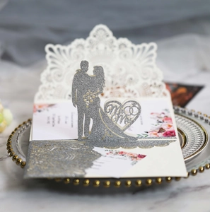 Dettaglio dell'invito di nozze 3D con sagome glitterate argento e design floreale elegante