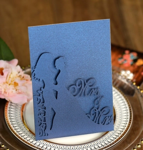 Détail de l'invitation de mariage bleue nacrée avec découpe laser élégante Mr & Mrs