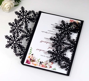 Détail de l'invitation flocon de neige découpée au laser avec carte intérieure fleurie