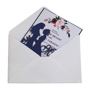 Carte d'invitation de mariage bleue découpée au laser avec fleurs et enveloppe