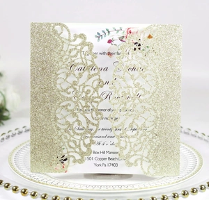 Détail d'un faire-part de mariage découpé au laser avec texture dorée et motif floral