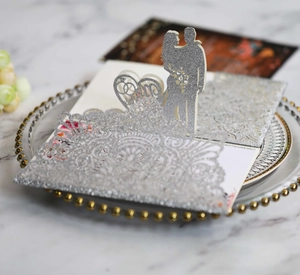 Invito di nozze tagliato al laser in glitter argento con design pop-up della coppia
