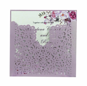 Invitation de mariage lavande découpée au laser avec pochette florale évidée