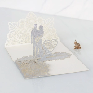 Dettaglio dell'invito di nozze fustellato al laser con glitter argento e sagoma 3D