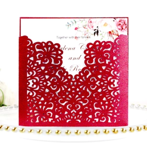 Faire-part mariage découpé au laser rouge avec pochette à motifs floraux