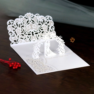 Détail d'un faire-part de mariage 3D avec couple romantique et dentelle découpée