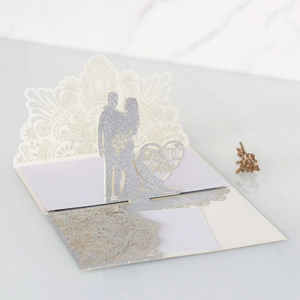 Biglietto di nozze 3D intagliato al laser con glitter argento, cuore Mr & Mrs e silhouette sposi