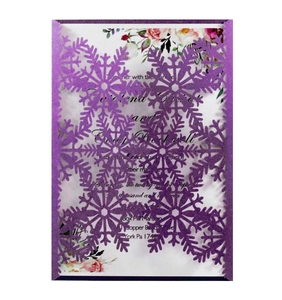 Carte d'invitation violette découpée au laser avec flocon et insert floral