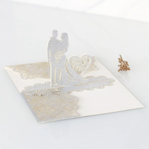 Dettaglio dell'invito di nozze 3D glitter argento con silhouette di sposi al laser