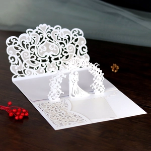 Invitation de mariage 3D découpée au laser montrant une silhouette de couple romantique