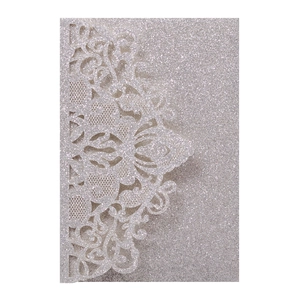Détails de découpe laser sur carte d'invitation de mariage argentée pailletée
