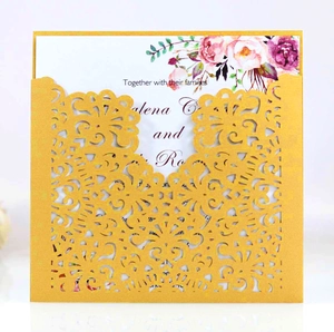 Détail de l'invitation de mariage dorée découpée au laser avec motif floral