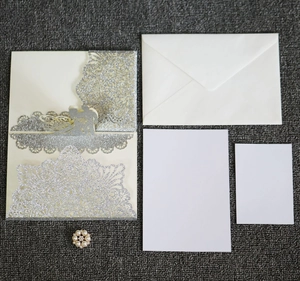Partecipazione matrimonio glitter argento tagliata laser con cigno e pizzo elegante