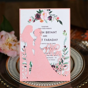 Invitation mariage rose découpée au laser avec silhouette Mr & Mrs et carte fleurie